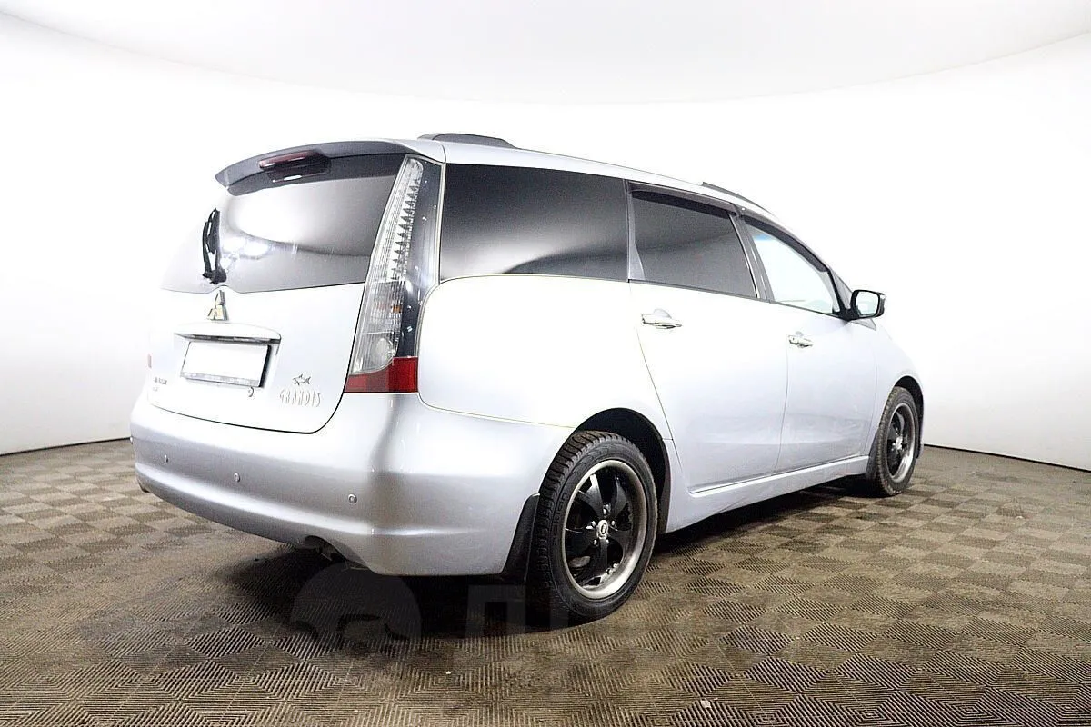 Mitsubishi Grandis Image 5